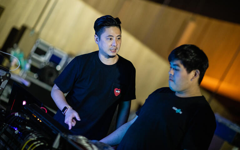 幕後團隊結合數位科技及投影技術-跳脫傳統燈座形式-打造9公尺高巨幅無邊界聲光投影