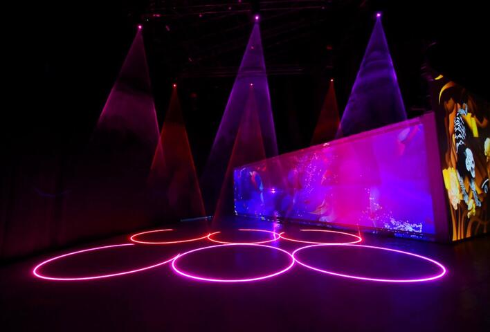 花舞館出入口利用雷射營造奇幻感