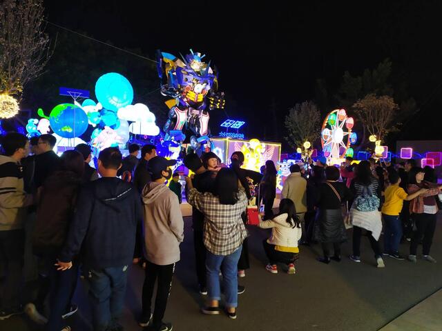 民眾對對-產業讚聲燈區-的hiwin科技舞動機器人-會跳妖怪手錶-卡儂以及台中精機寶寶駕駛工業40飛機讚不絕口