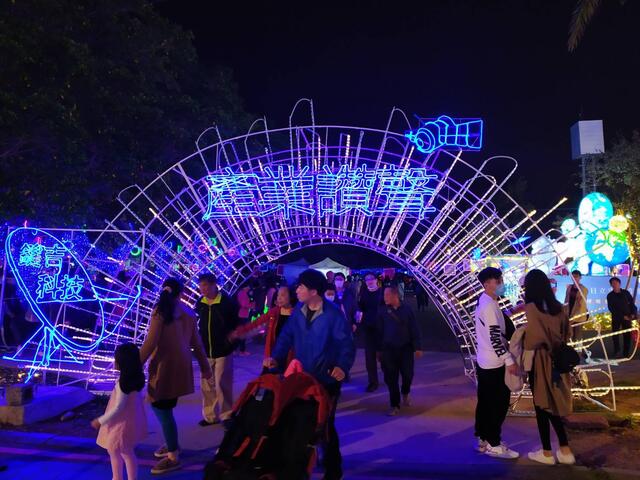 馬場園區前的-產業讚聲燈區-由市府經濟發展局邀請在地29家知名企業攜手打造