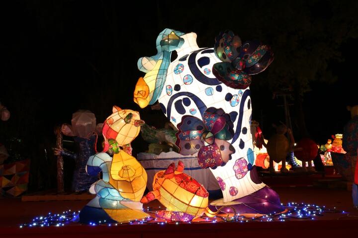 台中弘文高級中學-青花萬簇迎金鼠