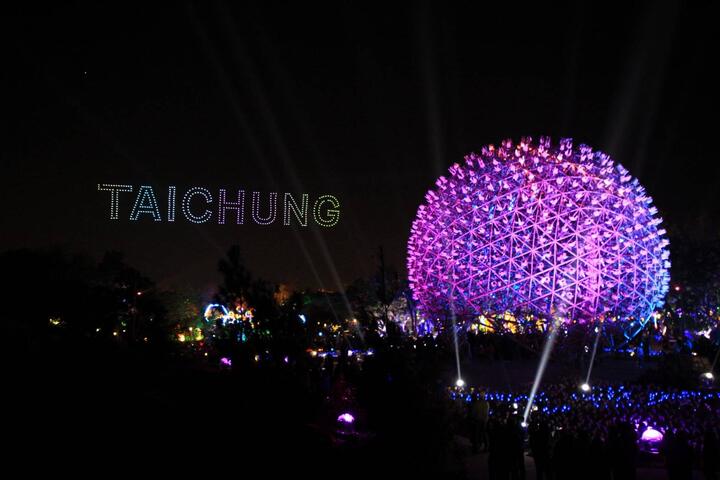 無人機在夜空中排出台中圖案