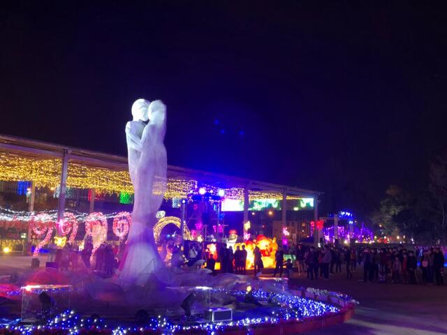 新囍同歡燈區主燈-融漪-是雙人相擁形塑成的台灣圖像-象徵台灣社會及家庭對新住民的愛與包容