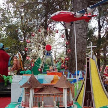 台中国家歌剧院-湖心亭-东海大学路思义教堂融入花灯中