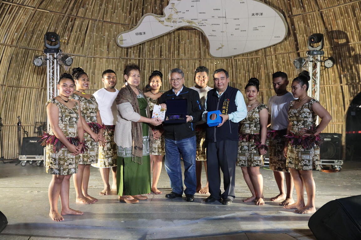 副市长令狐荣达代表市府出席欣赏原汁原味的展演