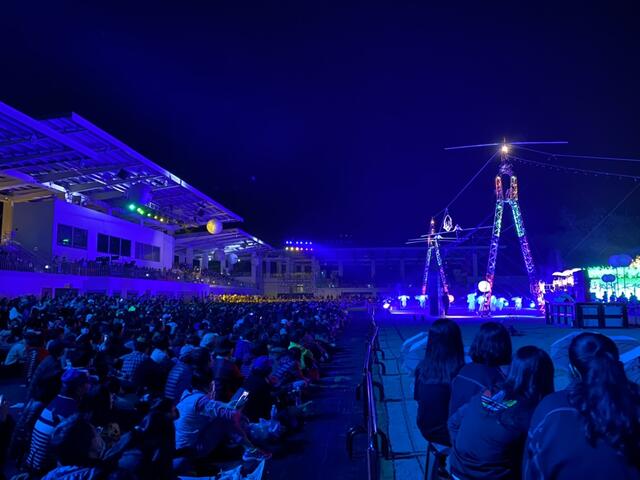 现场观赏人潮众多