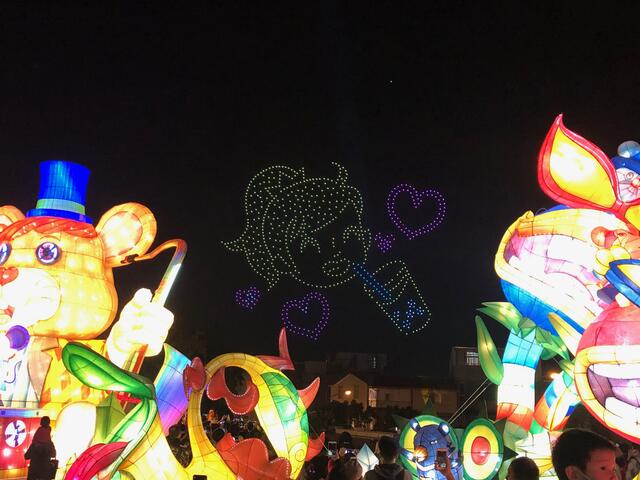 女孩喝着台中名产-珍珠奶茶