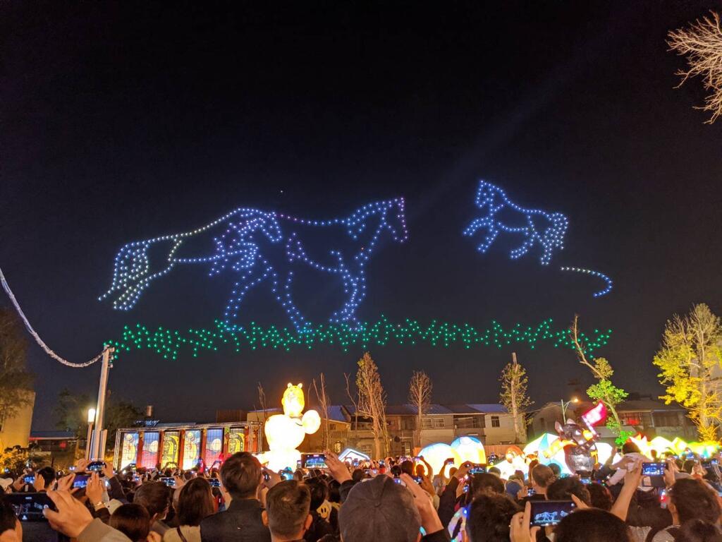 台湾灯会无人机展演最终场-民众抢拍璀璨-流星雨