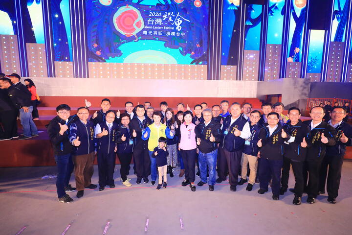 卢市长慰劳台湾灯会工作人员