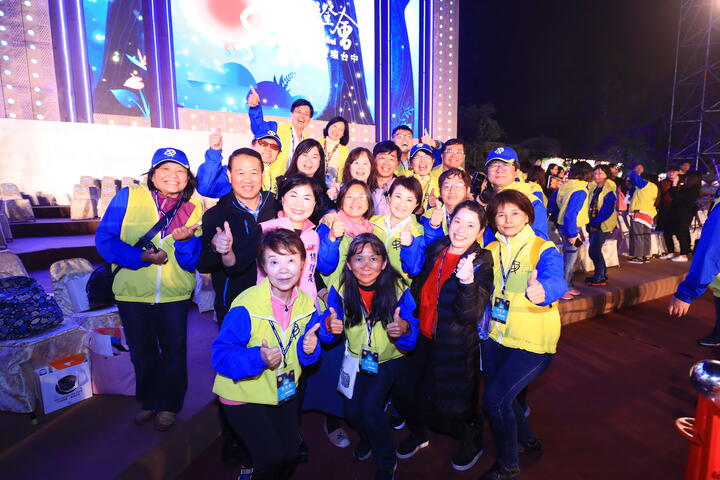 卢市长慰劳台湾灯会工作人员合影