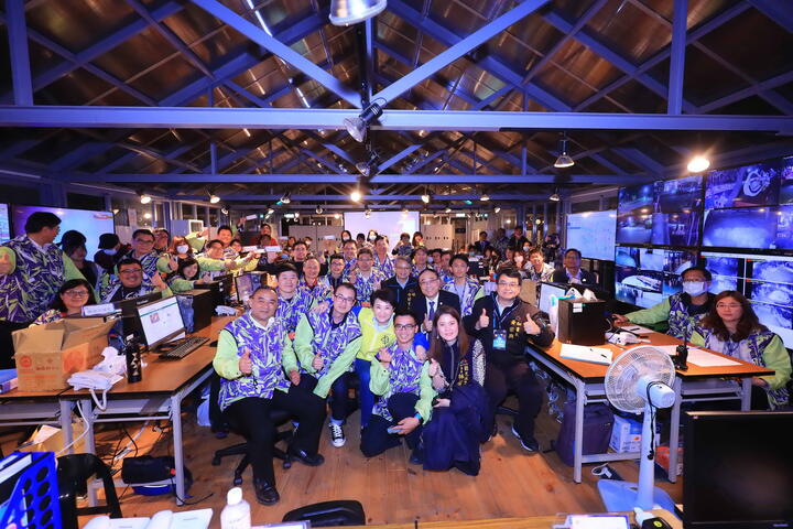 市长卢秀燕分别前往交通-维安-媒体及指挥中心慰问工作人员们