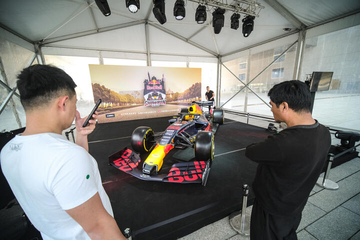 f1賽車現身台中-即日起至3月1日府前廣場展示