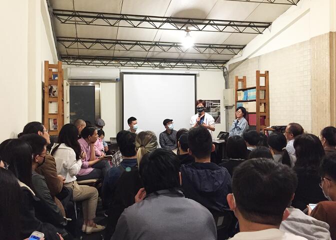 重回17-的林导演与现场50多位纪录片爱好者分享21个月拍片的心得