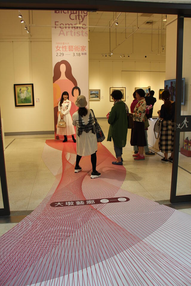 女性艺术家联展展场布置网美墙-吸引民众和艺术家驻足合影