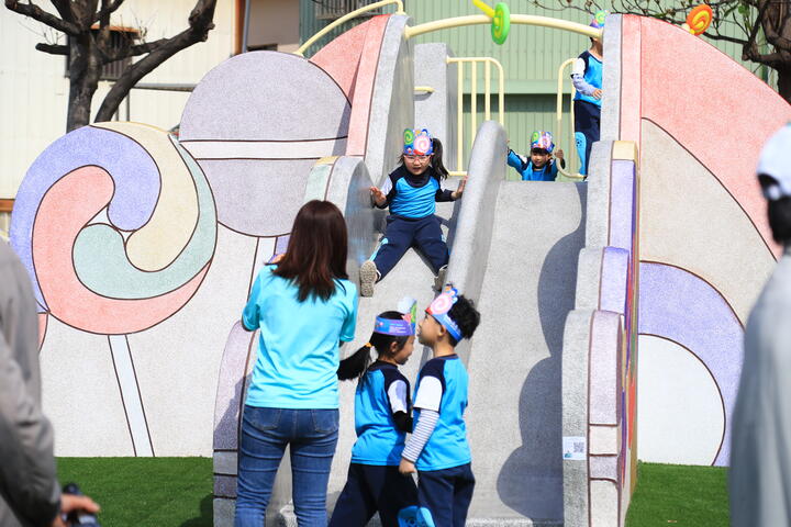 小朋友开心游玩