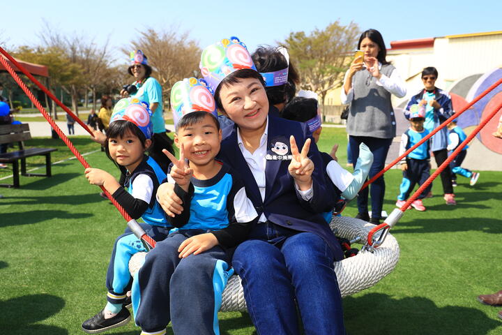 卢市长与小朋友共乘鸟巢秋千