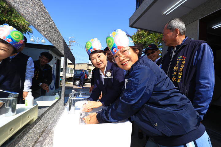 卢市长试用阳光公厕洗手台