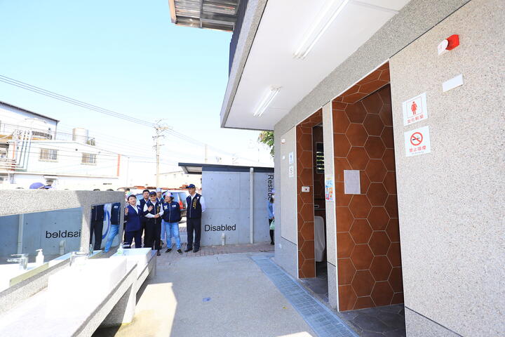 卢市长视察阳光公厕设施