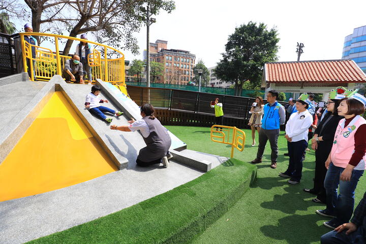 台中首座無障礙溜滑梯