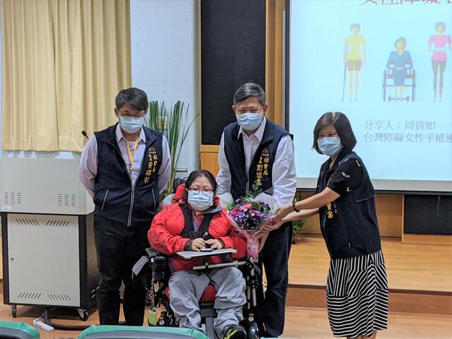 台湾障碍女性平权连线理事长周倩如与社会局长彭怀真-西屯区长陈宝云等人合影