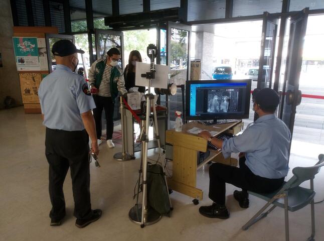 民众进入大墩文化中心量体温