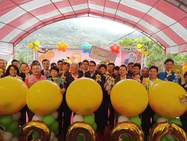 众人一同宣告太平枇杷上市