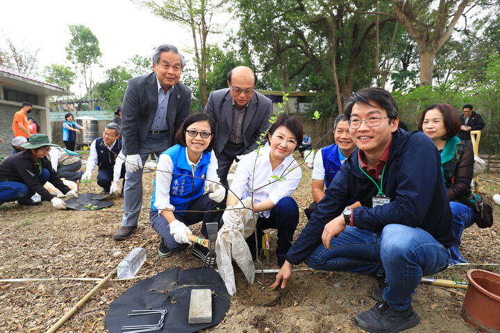 市长卢秀燕在台湾山林复育协会理事长张智豪的协助下-种下台湾特有种-台湾野梨-象徵复育中心正式成立