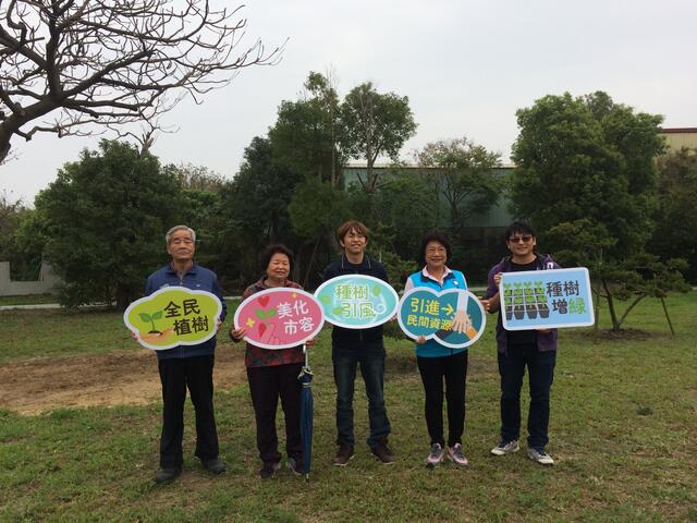 眾人將民間人士捐贈的5株真柏移植神岡豐洲公園.jpg