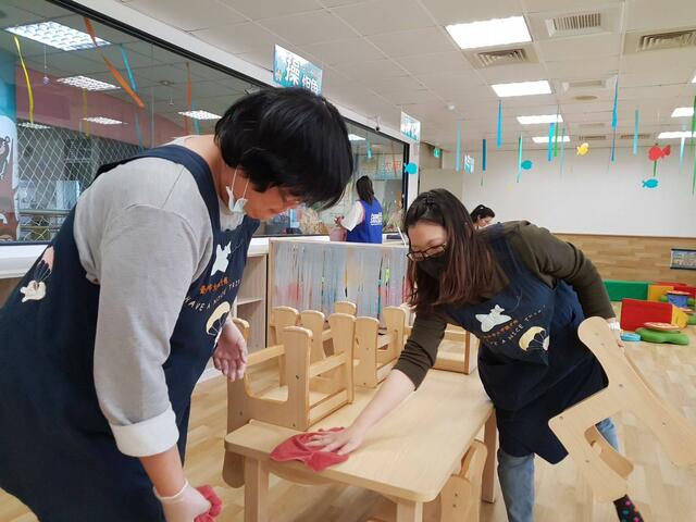 台中市親子館於上下午閉館後進行全館消毒1-社會局提供.jpg