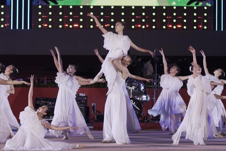 台湾青年舞团灯会於主舞台演出剧照.jpg