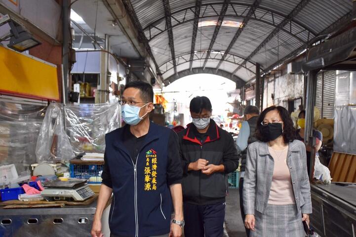 经济发展局长张峯源视察市场摊商状况.jpg