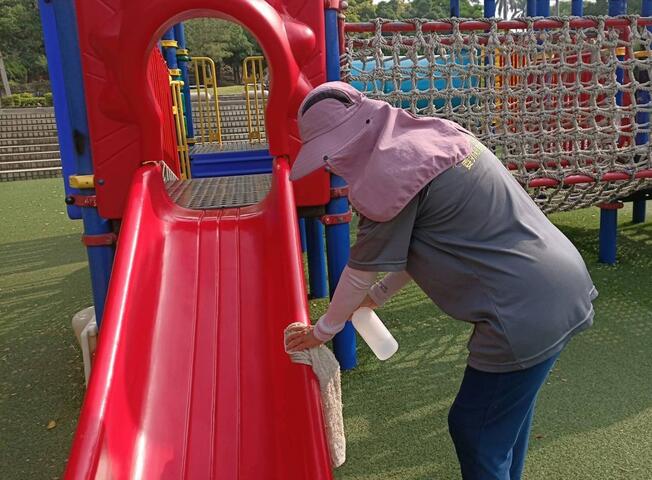 公园游具全面消毒.jpg