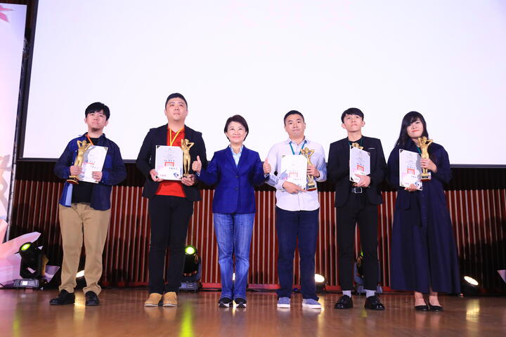 第24届大墩美展颁奖典礼-市长与大墩奖得主合照.jpg