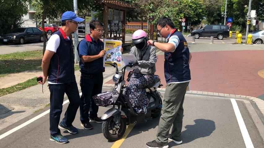 潭雅神綠園道宣導禁行電動自行車.jpg