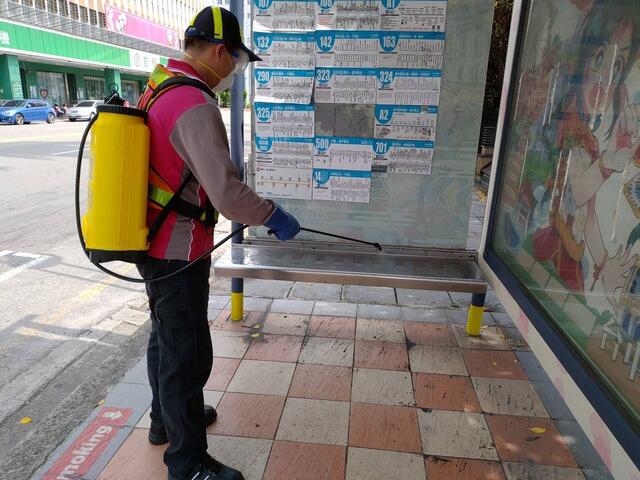 环保局加强公车站牌消毒作业.jpg