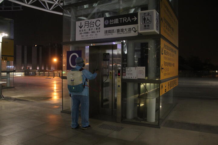 台中轉運中心特別選在凌晨時段進行消毒.jpg