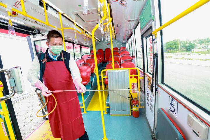 公車業者收班後全面消毒車廂.jpg