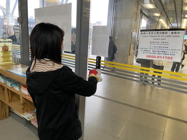 中市旅服中心针对民众易碰触环境进行消毒.jpg