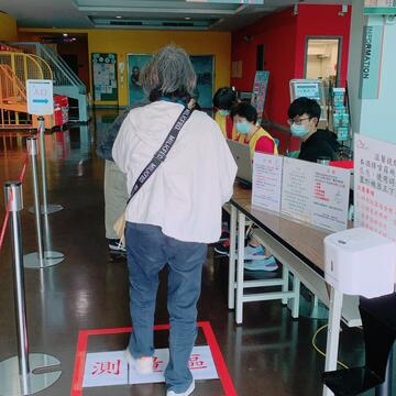 精准检测入场民众体温