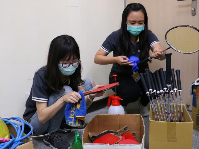 北区国运人员仔细消毒运动器材