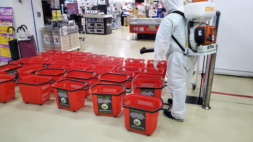 家乐福沙鹿店19日晚间已先自行消毒1次-昨日下午再进行1次大规模消毒.jpg