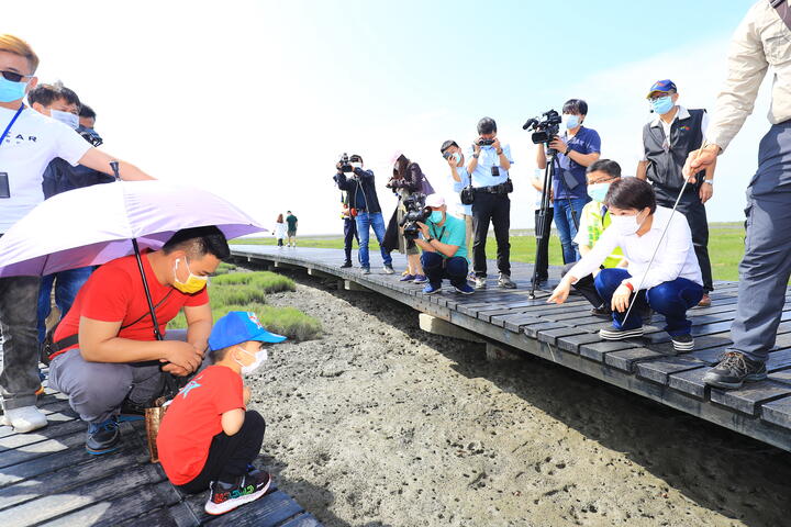 視察高美濕地人流管制