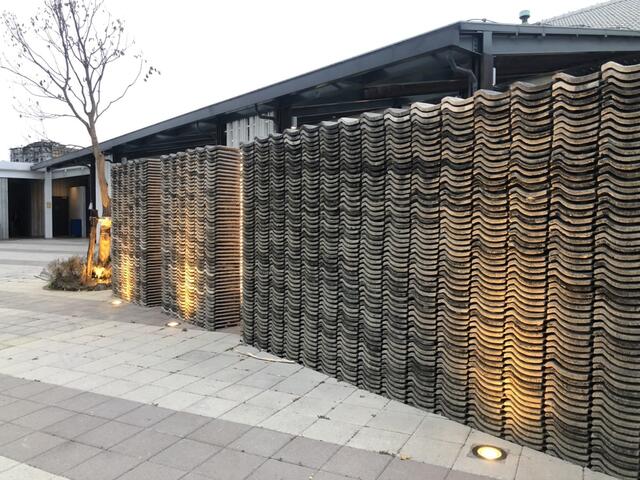 帝國製糖廠臺中營業所屋頂舊瓦片堆砌而成的-景觀牆-是拍照熱點