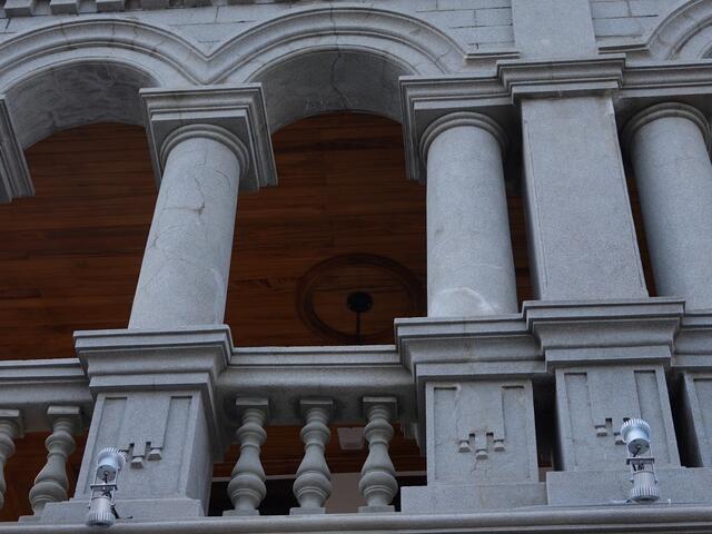 由傳統清水和西式洗石子工法磚砌而成的86個拱圈