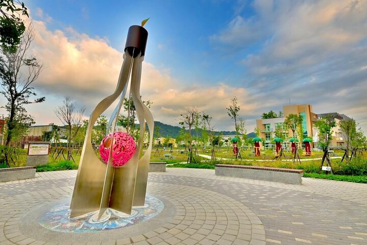 瓶身傾斜80-度朝往八寶水圳匯流大排方向-呈現飲水思源之意