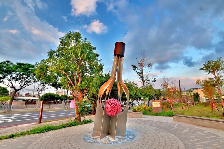 順水傳情-採用瓶中信的造型-表面呈現在地詩人陳千武作品