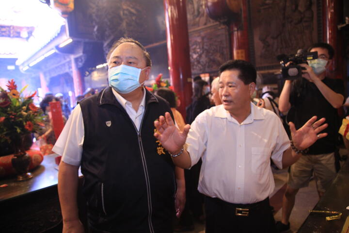 副市長陳子敬與大甲鎮瀾宮副董事長鄭銘坤