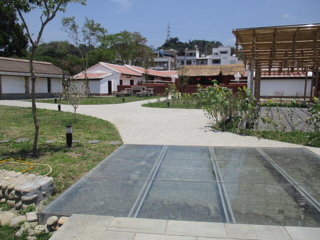 透明強化止滑玻璃下-可見-草厝-門樓遺跡