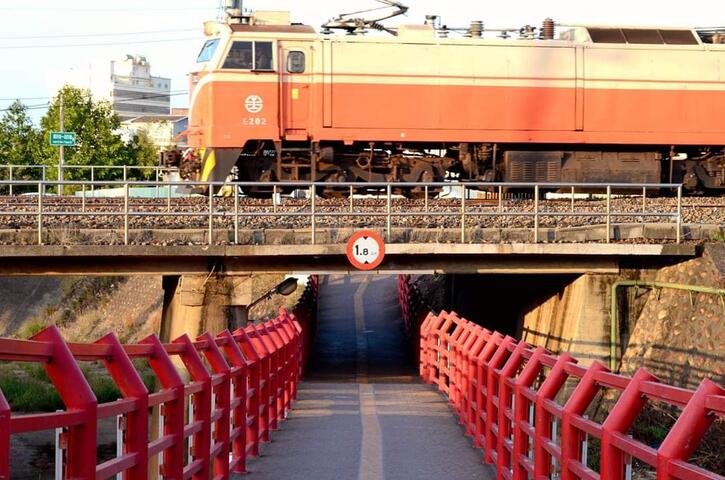 五福圳自行车道-桥中桥