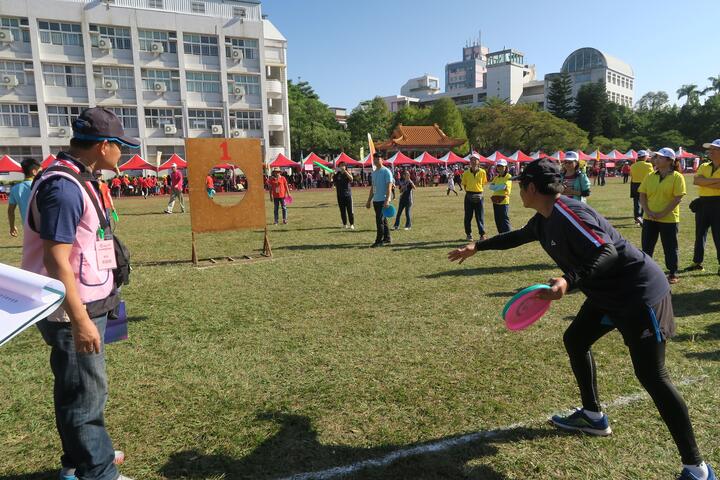 劳工趣味竞赛-飞盘掷准-资料照片